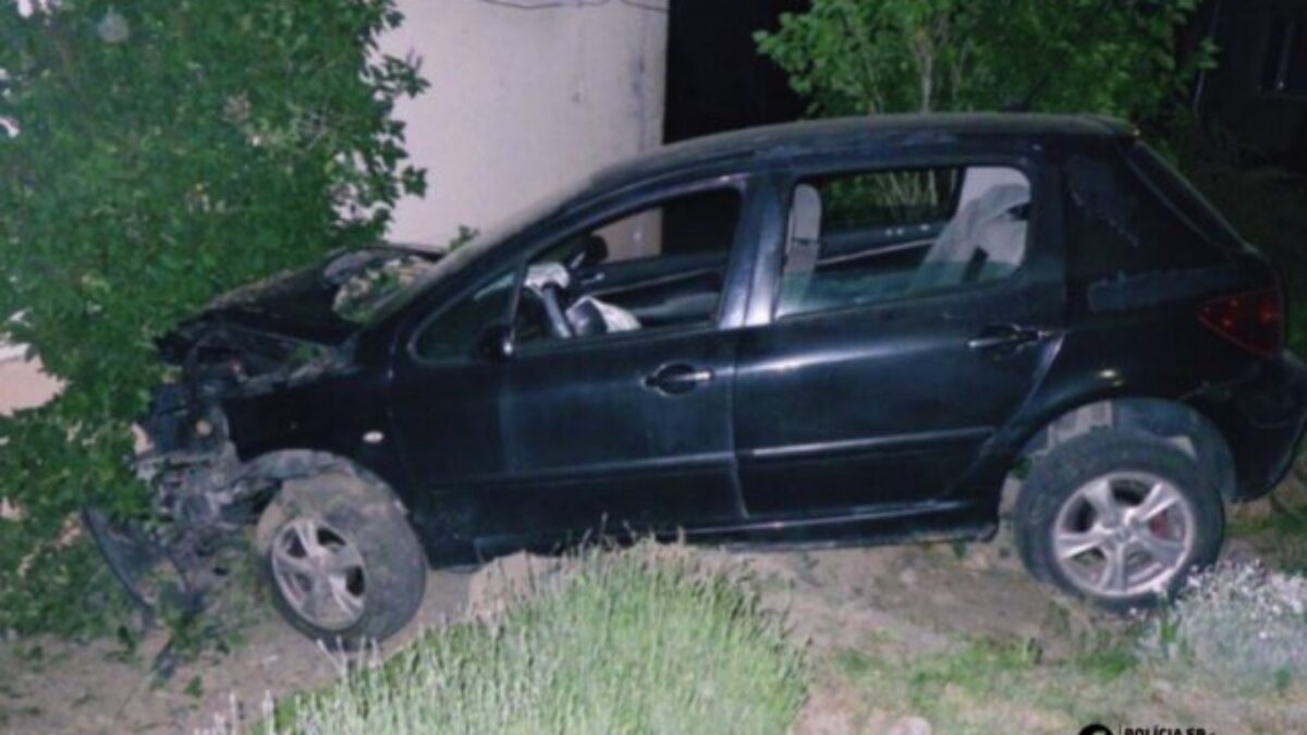 Opitý vodič v Podbrezovej narazil autom do bytového domu, nafúkal viac ako dve promile – FOTO