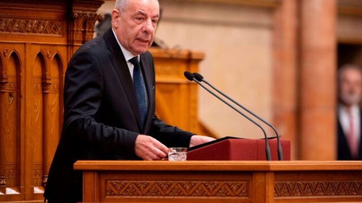 Maďarský prezident Sulyok odmietol výzvy na odstúpenie, Magyar zareagoval ostrou kritikou