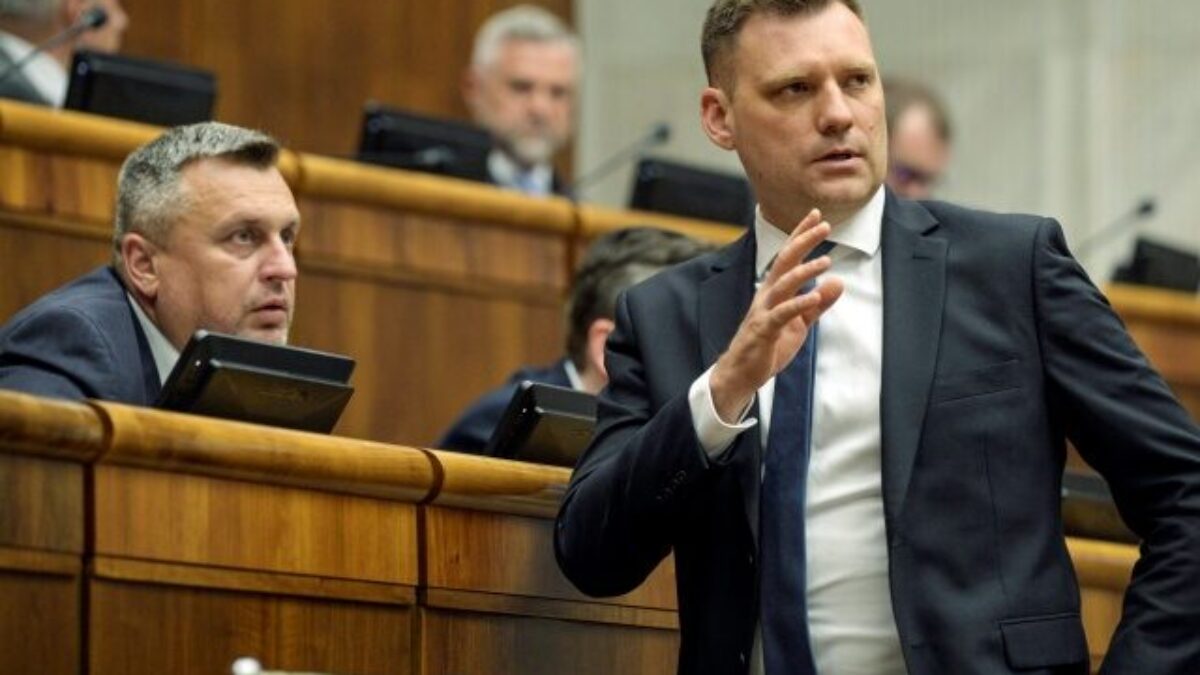 Schôdzu k odvolávaniu ministra Tarabu sa nepodarilo otvoriť, pri oboch pokusoch sa prezentoval rovnaký počet poslancov