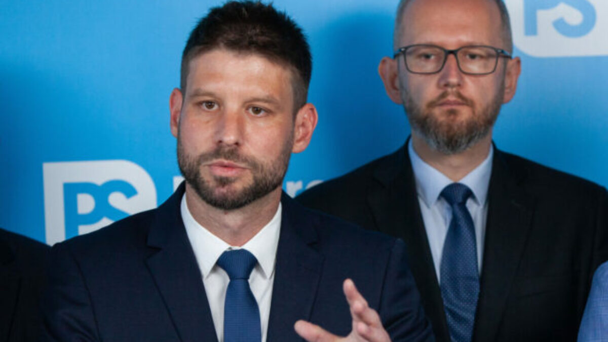 Toto celé je Ficova spravodajská hra, vyhlásil Šimečka na margo kauzy svojej mamy. Líder PS sa obáva, že ide po ňom tajná služba – VIDEO