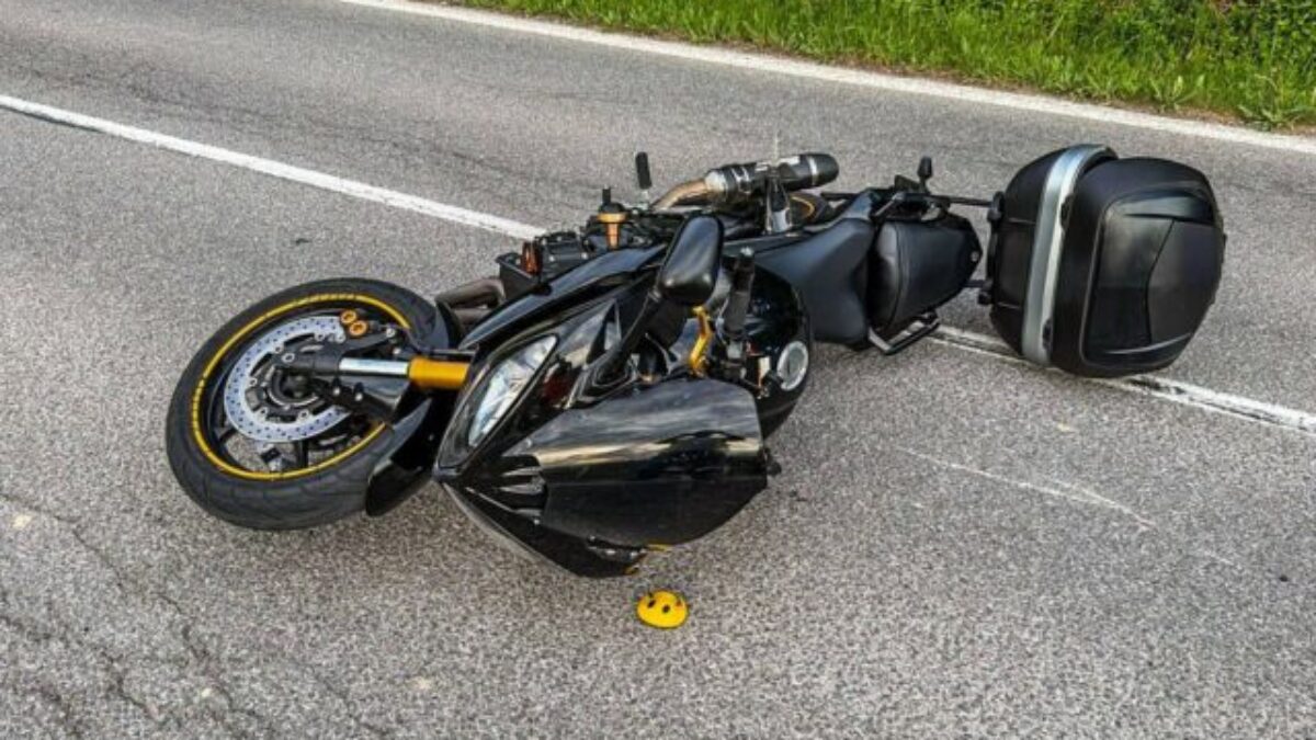 Po páde motorky na ceste pri Margecanoch skončila spolujazdkyňa s vážnymi zraneniami v nemocnici
