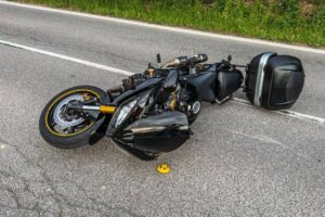Po páde motorky na ceste pri Margecanoch skončila spolujazdkyňa s vážnymi zranen...