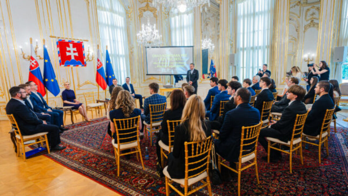 Top foto dňa (1. jún 2026): Deň detí vo svete, modrý Mesiac, Egyptské artefakty a charitatíny turnaj