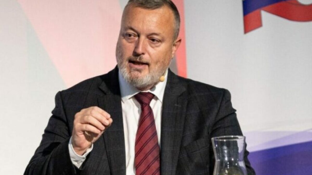 Budeme mať homosexuálne „manželstvá“? Podľa Krajniaka sú progresívci hrozbou pre suverenitu Slovenska v tom, že tieto právomoci by odovzdali Bruselu – VIDEO