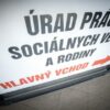 Zamestnanosť začiatkom roka klesla najmä v priemysle a stavebníctve, bez práce b...