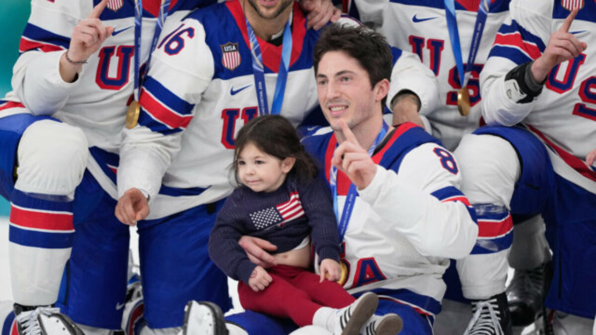 Američan Werenski prevzal Norrisovu trofej pre najlepšieho obrancu NHL. Je na nej aj meno Chára – VIDEO