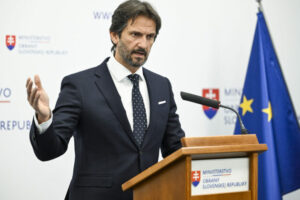 Kaliňák odmieta jadrové zbrane pre Slovensko, podporuje však politiku jadrového ...