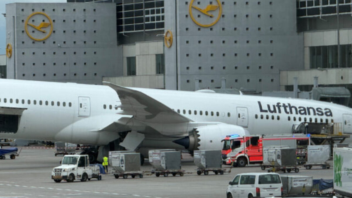 Dreamliner spoločnosti Lufthansa klesol vo Frankfurte nad Mohanom na nos