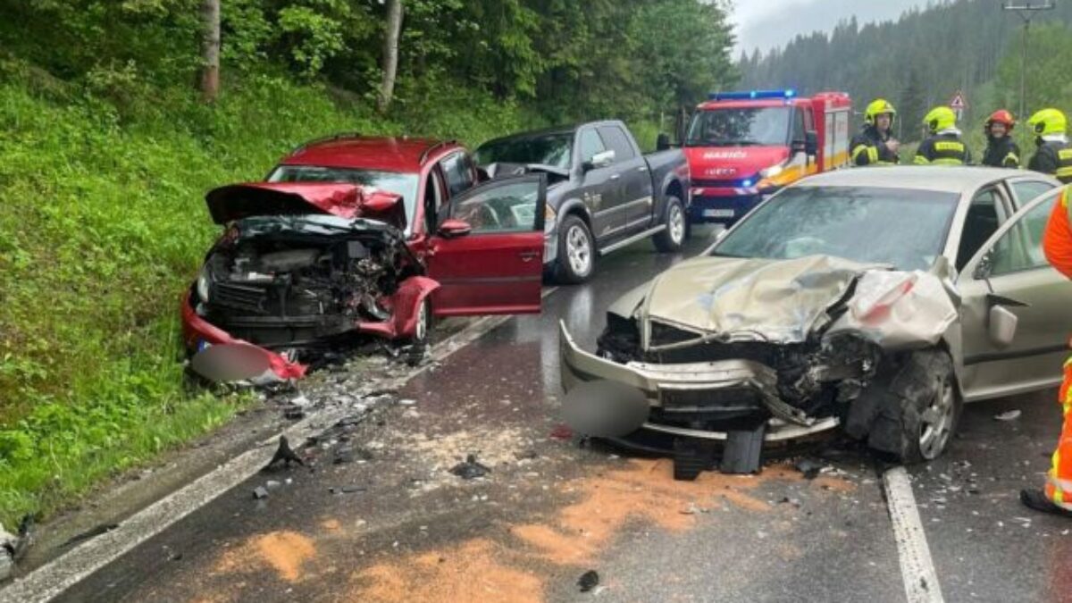 Vážna nehoda na Orave. Auto prešlo do protismeru a narazilo do dvoch vozidiel, zranili sa dvaja ľudia – FOTO