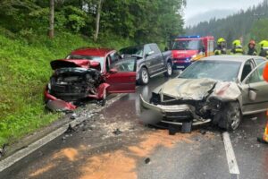 Vážna nehoda na Orave. Auto prešlo do protismeru a narazilo do dvoch vozidiel, z...