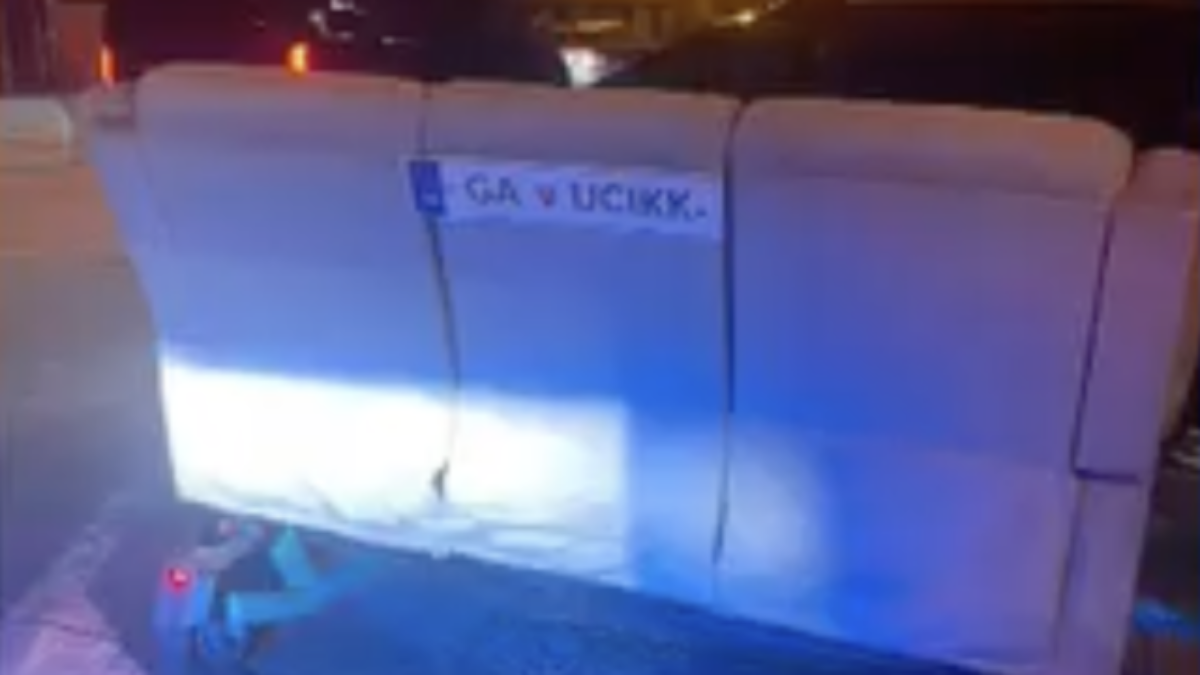 Policajti neverili vlastným očiam. Dvojica sa ulicami Bratislavy prevážala na gauči na elektrických kolobežkách – VIDEO