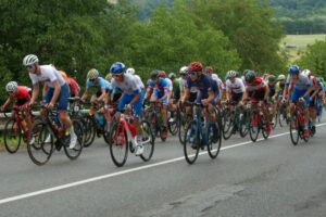 Prvé víťazstvo v kariére oslavoval na zemi. Cyklista bizarne spadol a do cieľa s...