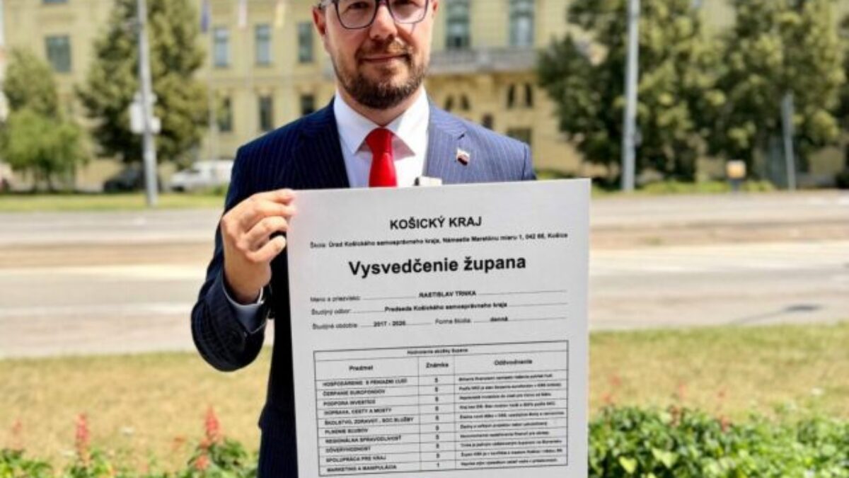 Päťky a jedna jednotka. Šimko vystavil vysvedčenie županovi Trnkovi – FOTO