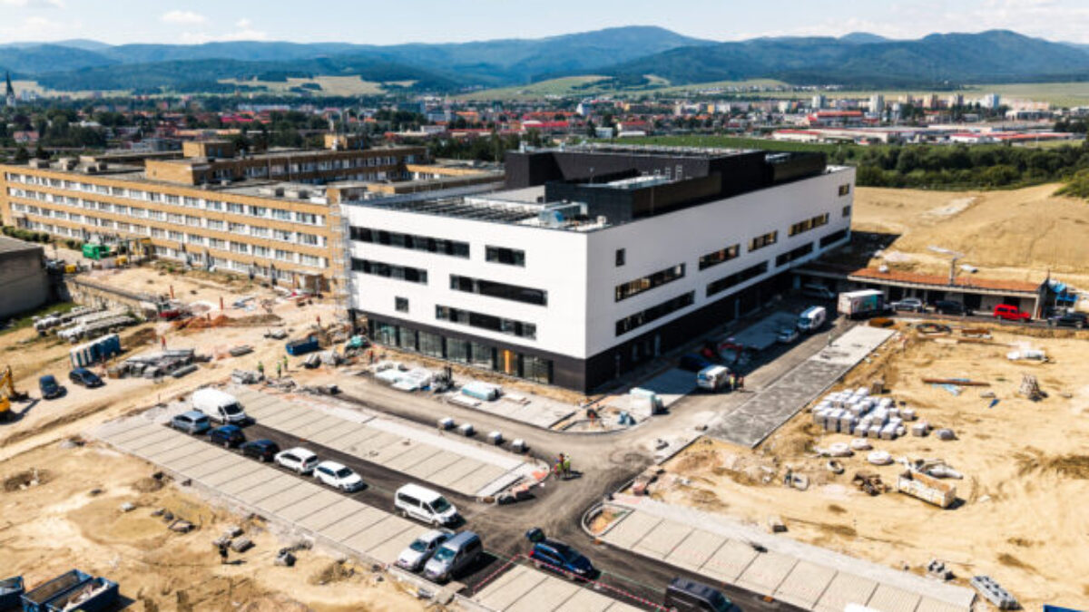 Nový pavilón spišskonovoveskej nemocnice má dokončenú fasádu. Výstavba naďalej pokračuje s časovým predstihom 