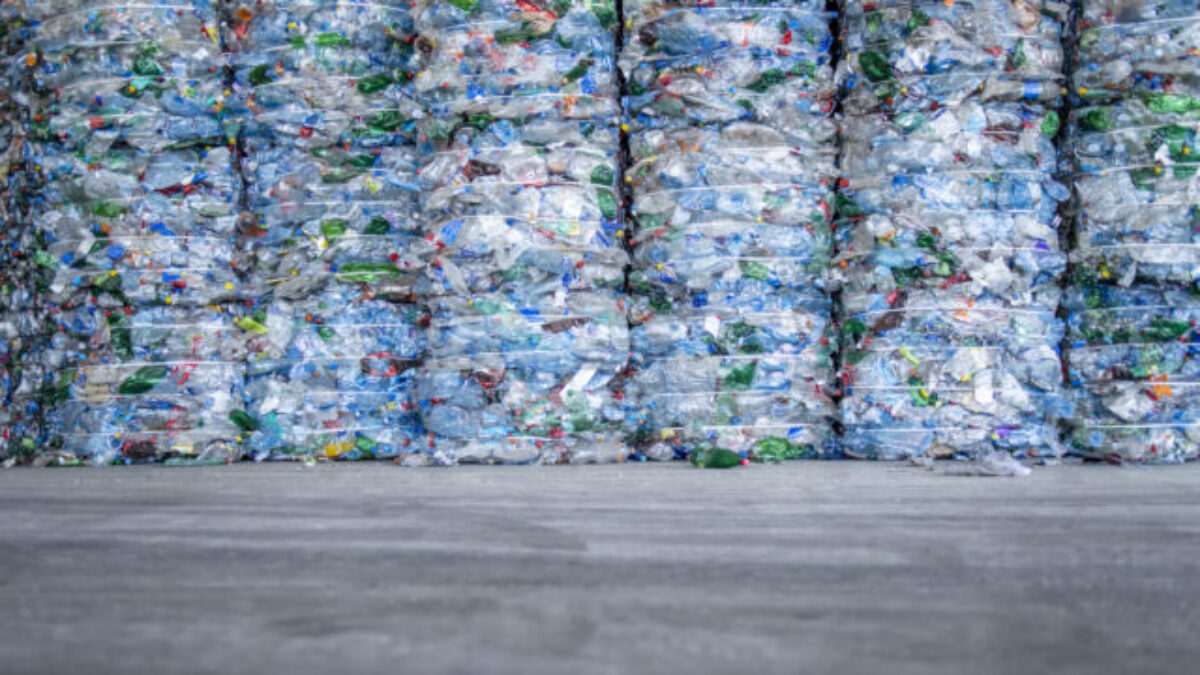 Brusel povolil širšie využívanie chemickej recyklácie pri výrobe plastových fliaš