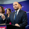 Prieskum poslal Demokratov mimo parlamentu a najviac si polepšila Republika. Vyh...