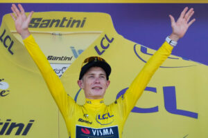 Vingegaard je po prvej etape lídrom hodnotenia Tour de France, stajňa Visma-Leas...